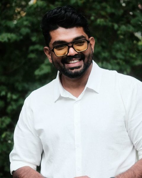 Gipson Joy, Softwareentwickler bei Skillkraft Labs, lächelnd, draußen fotografiert