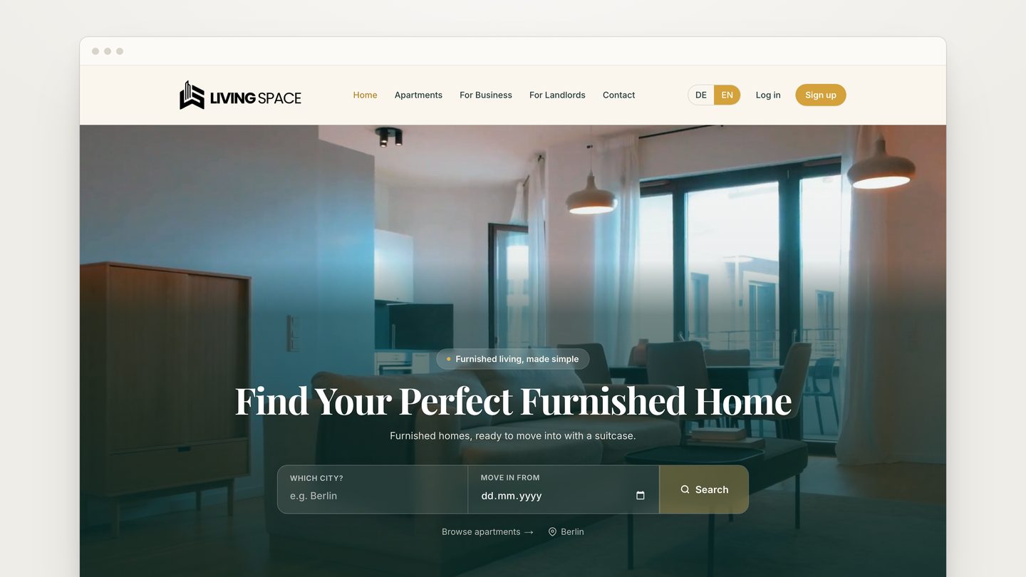 Englische Startseite von LivingSpace Solutions: Suche nach Stadt und Einzugsdatum über einem möblierten Wohnzimmer